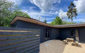 Hunters Hideaway Lodge - Private Hot Tub - Infrared Sauna - Dog Friendly
